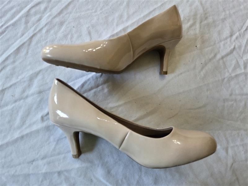 NWOT Life Stride 6.5 Soft System Tan Patented Leather Pumps 131702