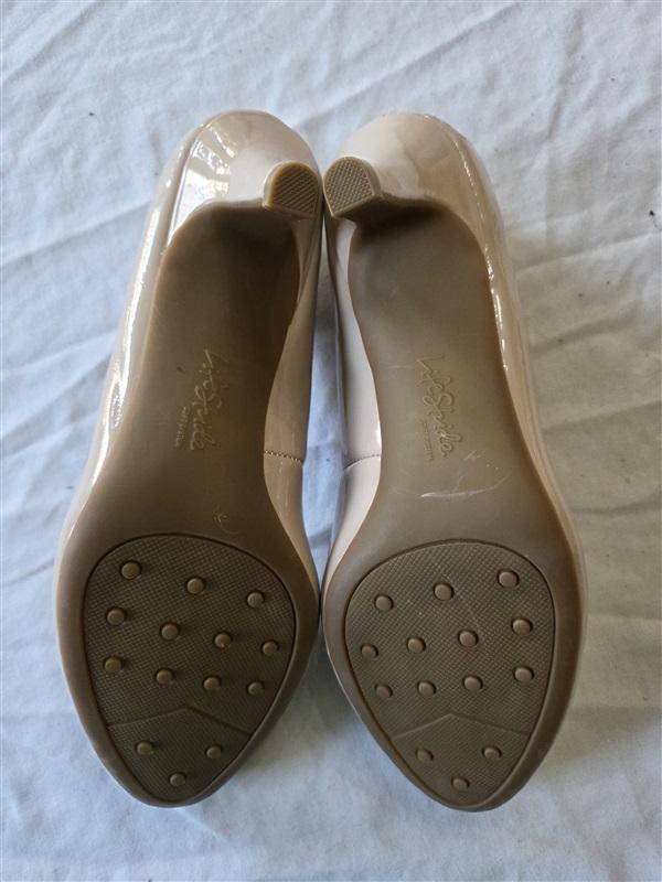 NWOT Life Stride 6.5 Soft System Tan Patented Leather Pumps 131702
