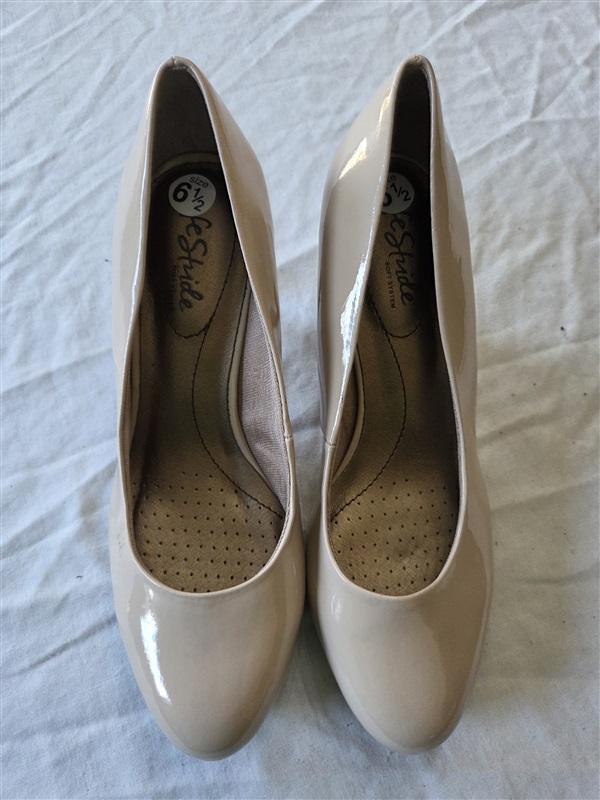 NWOT Life Stride 6.5 Soft System Tan Patented Leather Pumps 131702