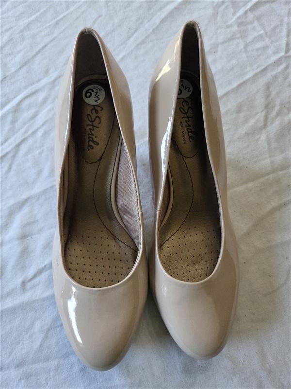 NWOT Life Stride 6.5 Soft System Tan Patented Leather Pumps 131702