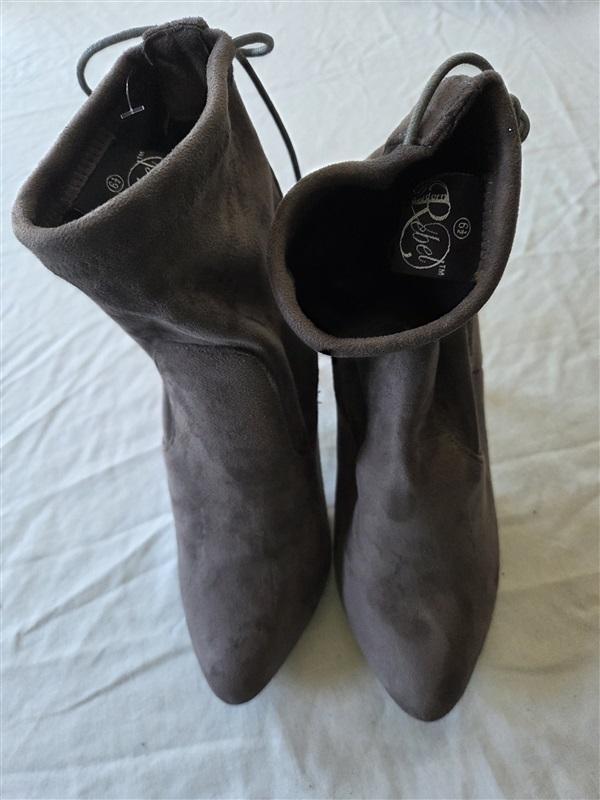 NWOTD Rebels 6.5 Genoveva Faux Suede Spiked Heeled Bootie Gray 132168
