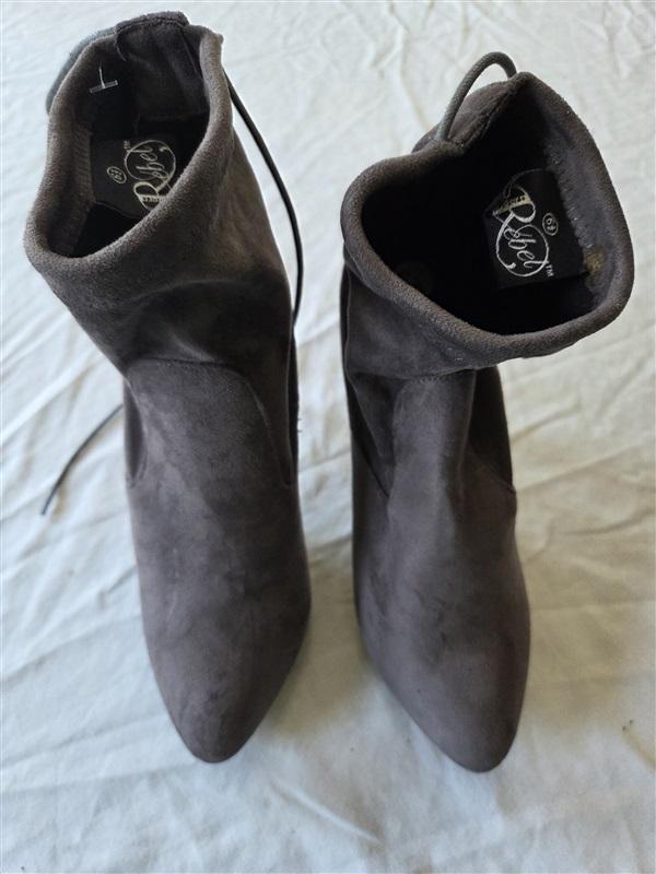 NWOTD Rebels 6.5 Genoveva Faux Suede Spiked Heeled Bootie Gray 132168