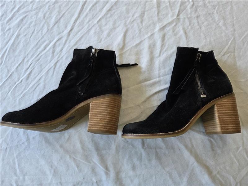 NWOT Dolce Vita 9 Stacked Heel Ankle Boots Black Suede 132169