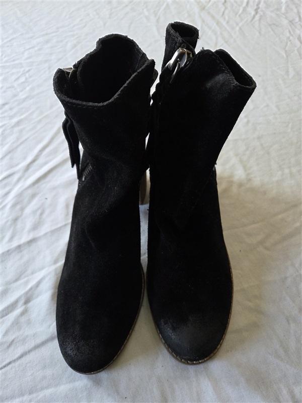 NWOT Dolce Vita 9 Stacked Heel Ankle Boots Black Suede 132169