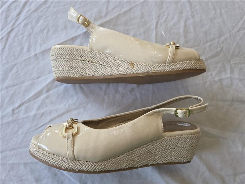 NWOT Karen Scott 6.5 Dorthaa Espadrille Patent Leather Jewel Chain Accent 132171