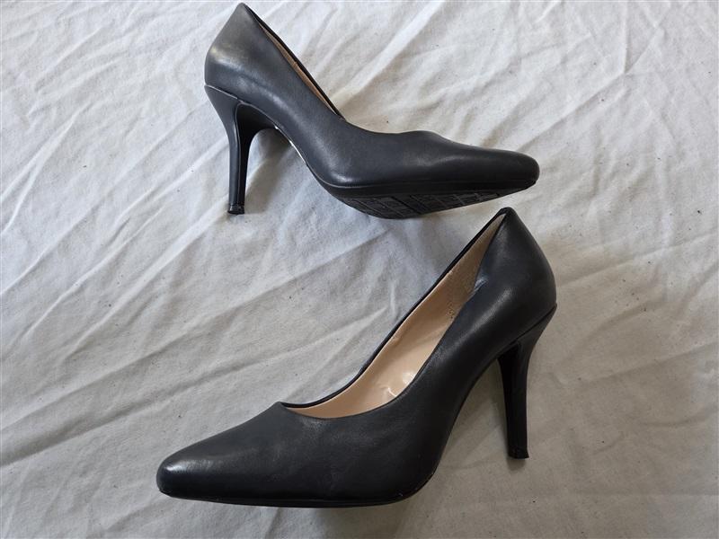 NWOTD The Limited 6 Blue Rounded Toe Faux Leather Pumps 132179