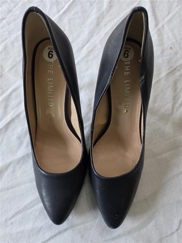 NWOTD The Limited 6 Blue Rounded Toe Faux Leather Pumps 132179