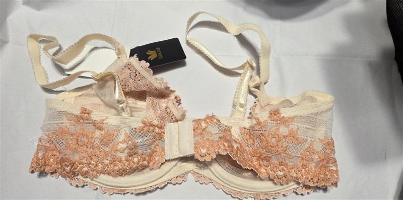 NWT Wacoal 34C Embrace Lace Peach & Cream 65191 Underwire Bra 132374