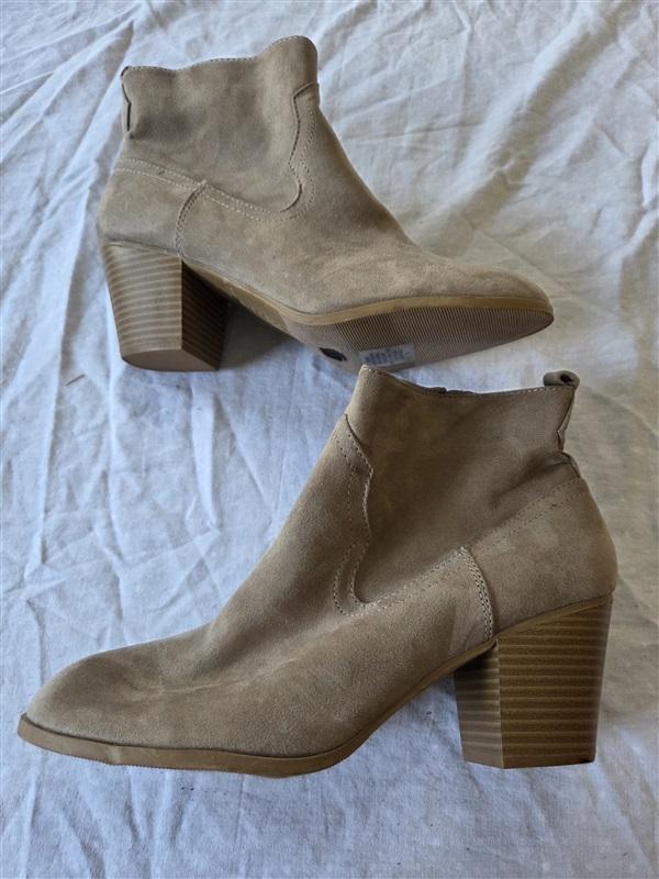 NWOTD EXPRESS 9 Faux Suede Western Pointy Toe Heeled Bootie 132518