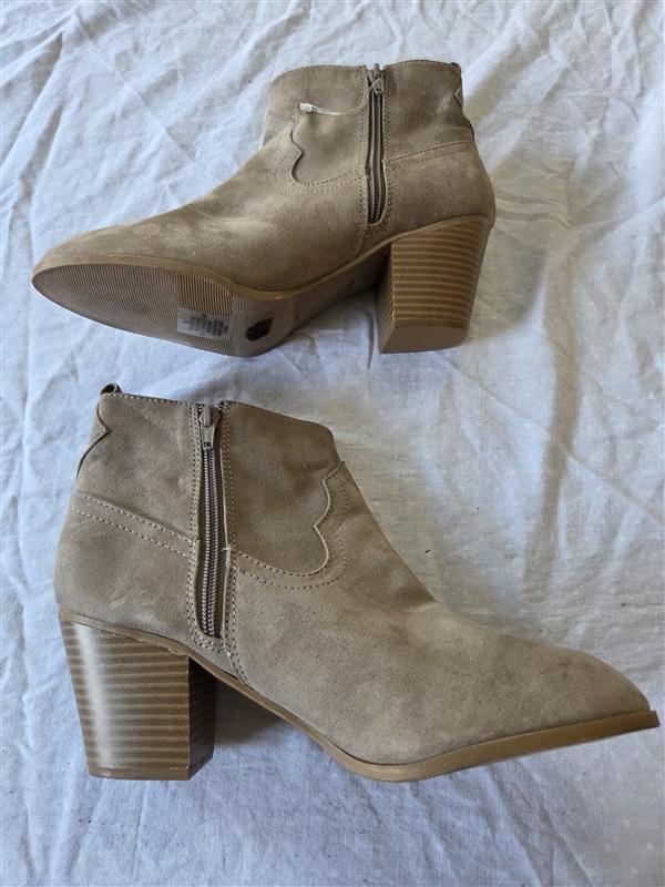 NWOTD EXPRESS 9 Faux Suede Western Pointy Toe Heeled Bootie 132518