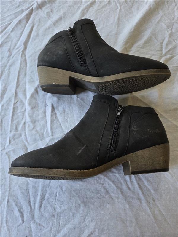 NWOT Maurices 11 Black Faux Leather Stacked Heel Ankle Boots 132523