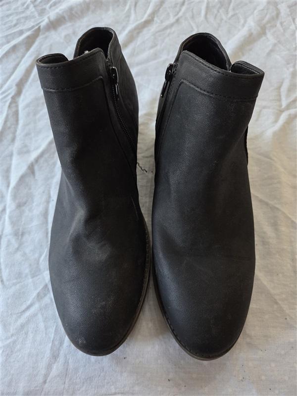 NWOT Maurices 11 Black Faux Leather Stacked Heel Ankle Boots 132523