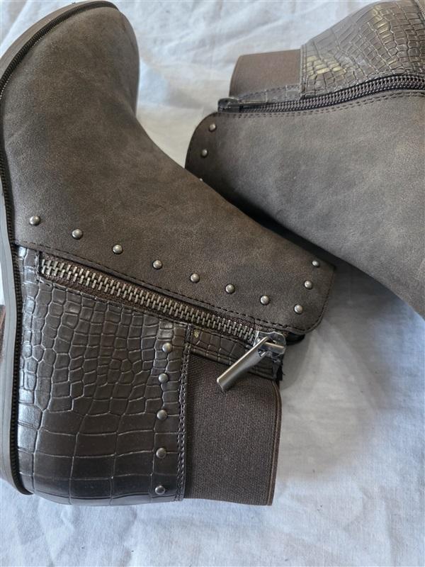 NWOT MARKET & SPRUCE 8 Rivet & Croc Faux Leather Espresso Agria Boots 132583
