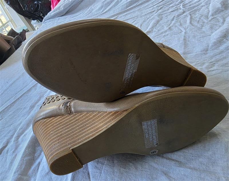 NWOT Report Greer 9 Wedge Booties Ankle Boots Tan 132584