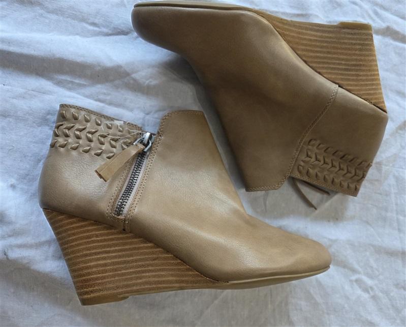 NWOT Report Greer 9 Wedge Booties Ankle Boots Tan 132584