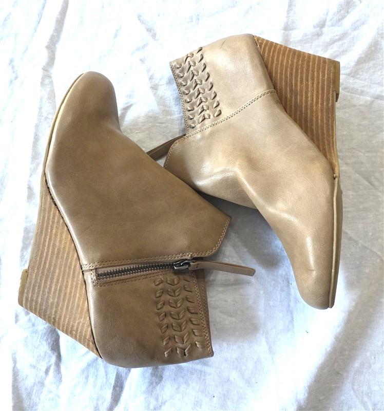 NWOT Report Greer 9 Wedge Booties Ankle Boots Tan 132584