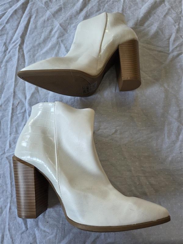 NWOT Qupid 9 Nashville Faux Leather Croc Cowboy White Ankle Boots 132585