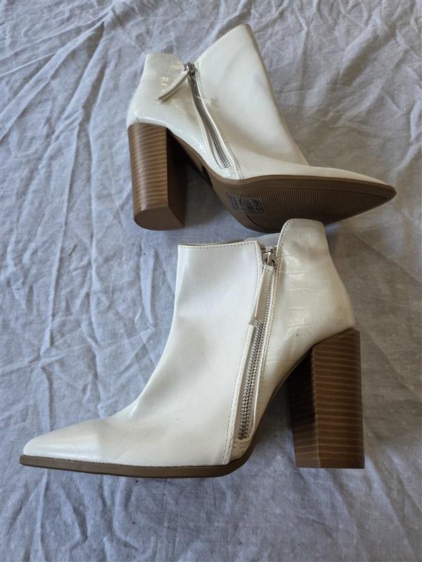 NWOT Qupid 9 Nashville Faux Leather Croc Cowboy White Ankle Boots 132585