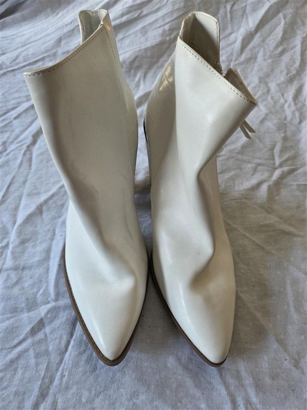 NWOT Qupid 9 Nashville Faux Leather Croc Cowboy White Ankle Boots 132585