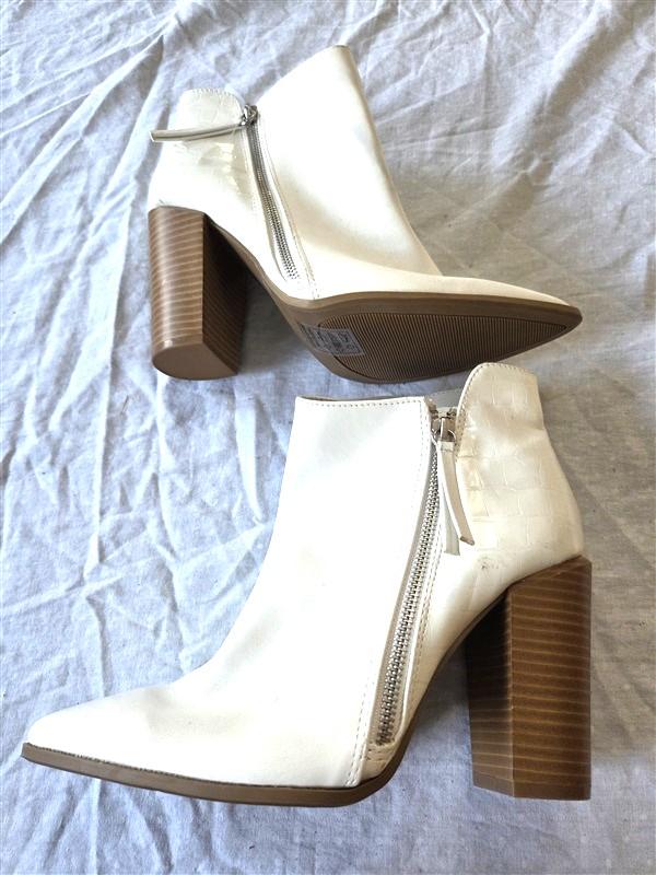 NWOT Qupid 9 Nashville Faux Leather Croc Cowboy White Ankle Boots 132585