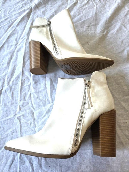 NWOT Qupid 9 Nashville Faux Leather Croc Cowboy White Ankle Boots 132585