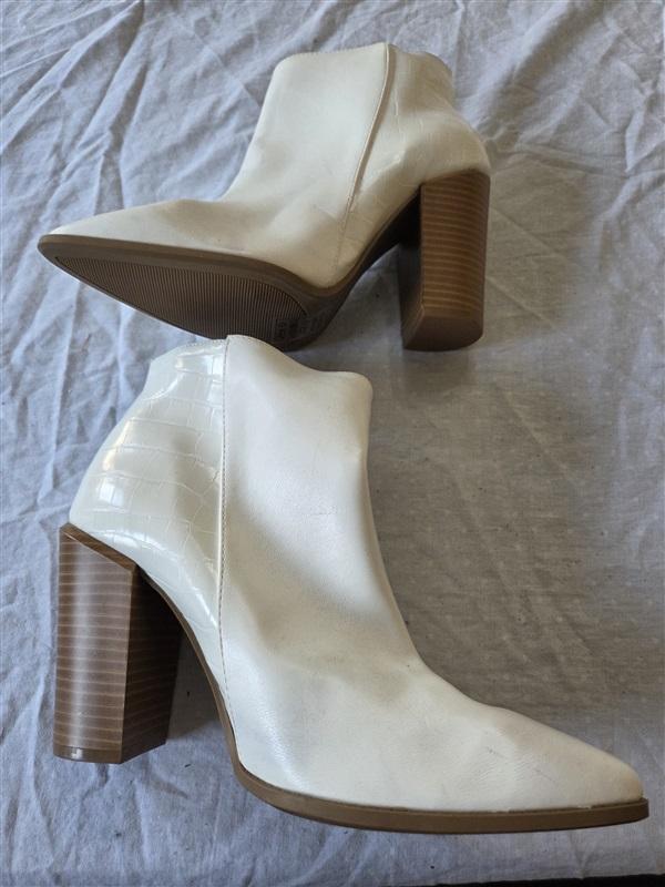 NWOT Qupid 9 Nashville Faux Leather Croc Cowboy White Ankle Boots 132585