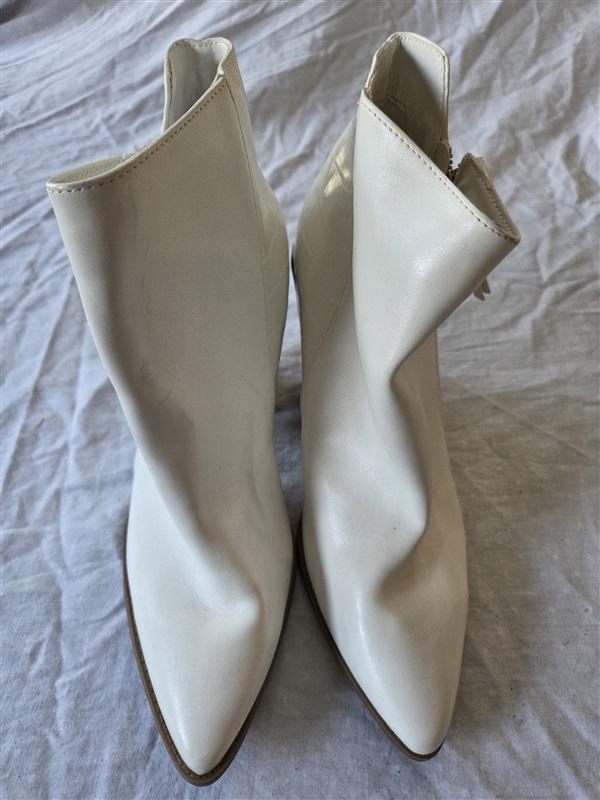 NWOT Qupid 9 Nashville Faux Leather Croc Cowboy White Ankle Boots 132585