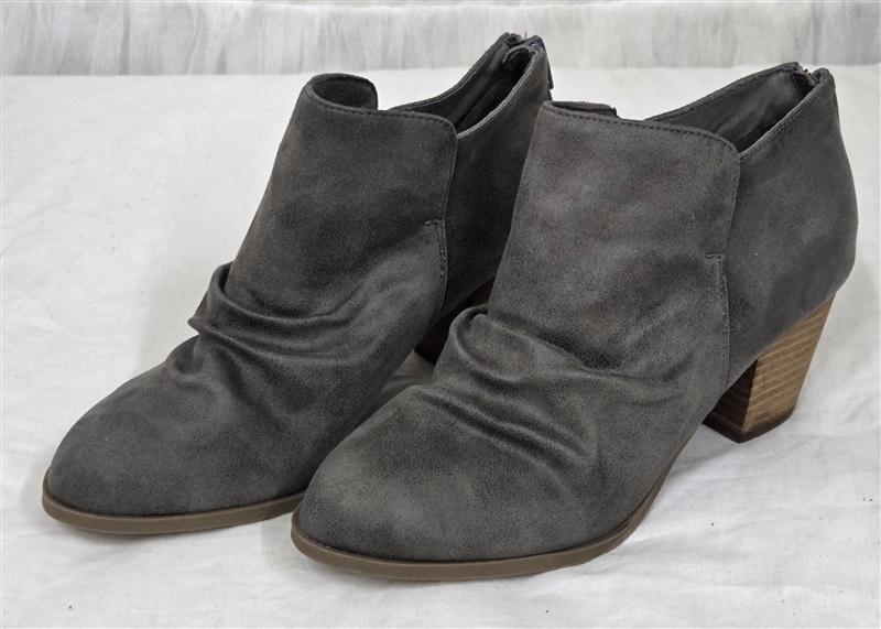 NWOT Report Clarice 10 Gray Booties Ankle Boots Faux Suede 132586