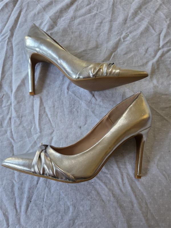 NWOT New York & Co 9 Monique Twist Pump Silver Shoes 132587