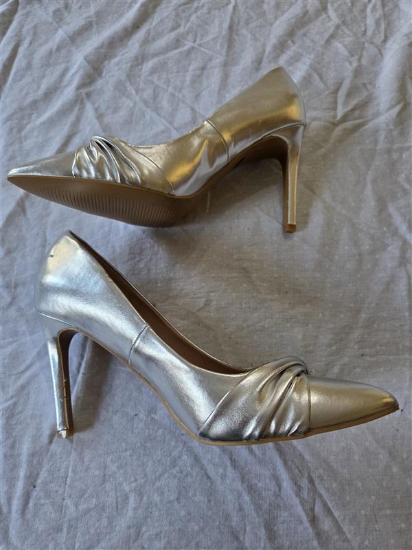 NWOT New York & Co 9 Monique Twist Pump Silver Shoes 132587