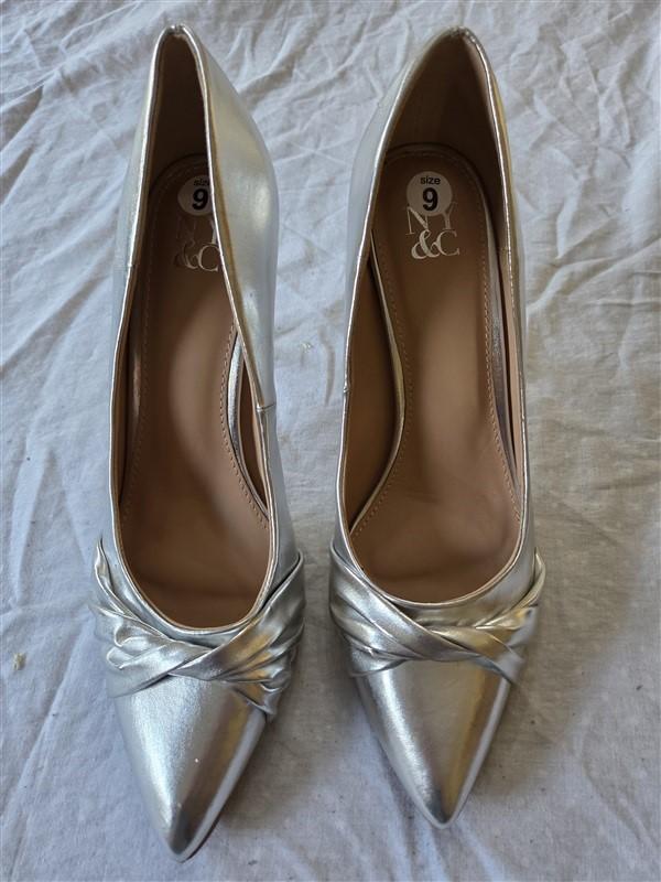 NWOT New York & Co 9 Monique Twist Pump Silver Shoes 132587