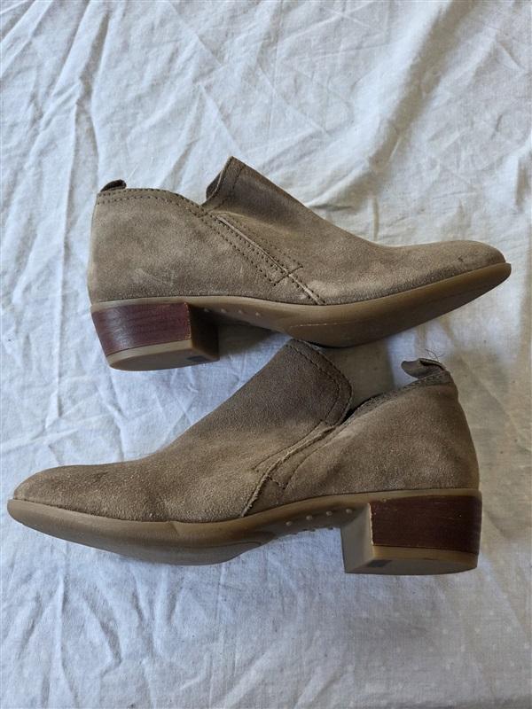 NWOT Diba 8 W Suede Stacked Heel Ankle Boots Taupe 132588
