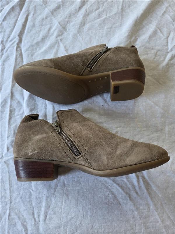 NWOT Diba 8 W Suede Stacked Heel Ankle Boots Taupe 132588