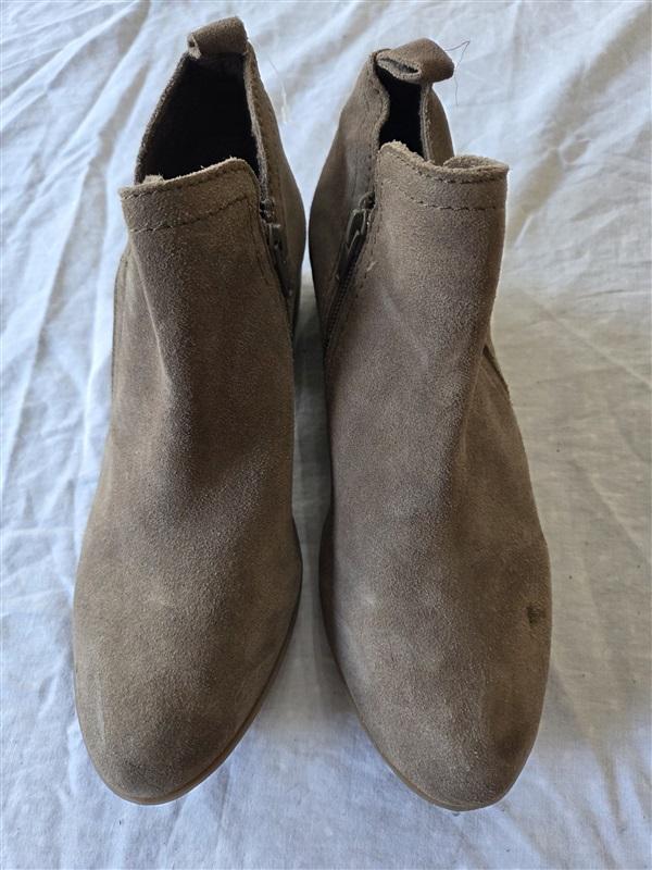 NWOT Diba 8 W Suede Stacked Heel Ankle Boots Taupe 132588