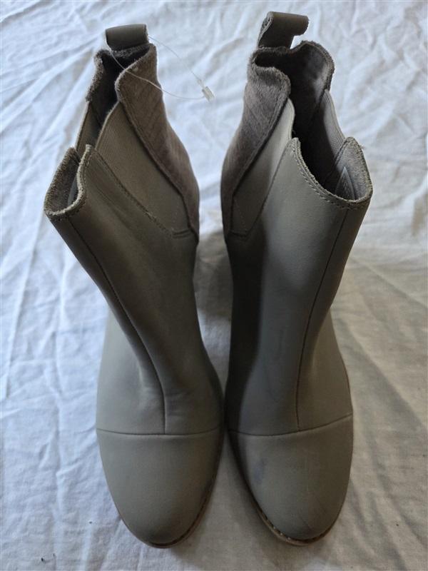 NWOT Toms 9 Everly Ankle Heel Cement Corduroy Chelsea Grey Boots 132590