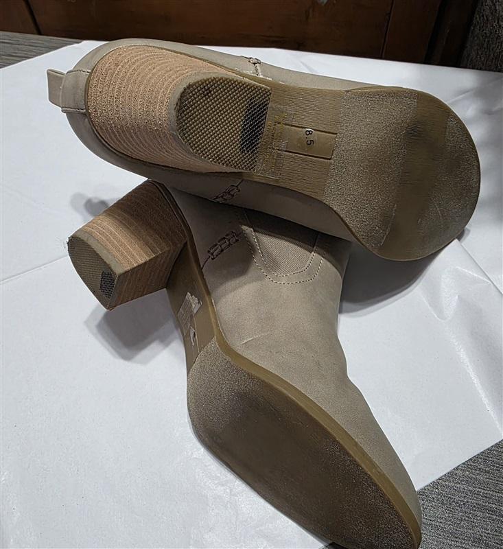 NWOT Dolce Vita 8.5 Craig Almond Toe Stacked Ankle Boots Beige 132591