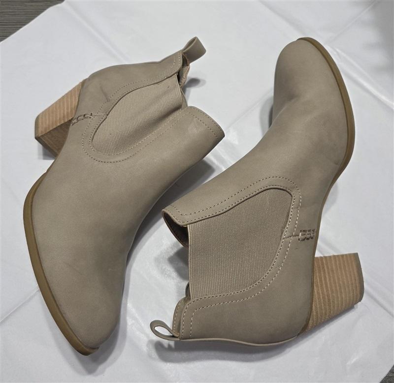 NWOT Dolce Vita 8.5 Craig Almond Toe Stacked Ankle Boots Beige 132591
