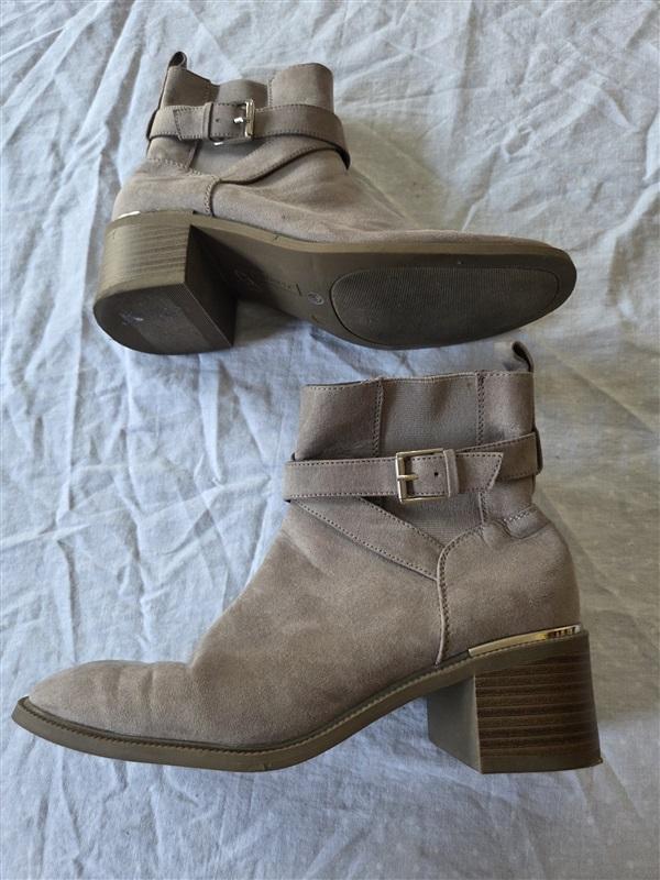 NWOT Liz Clairborne 9 Strappy Ankle Booties Gray Buckle 132594