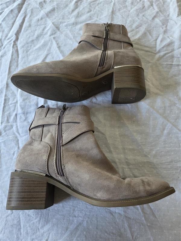 NWOT Liz Clairborne 9 Strappy Ankle Booties Gray Buckle 132594