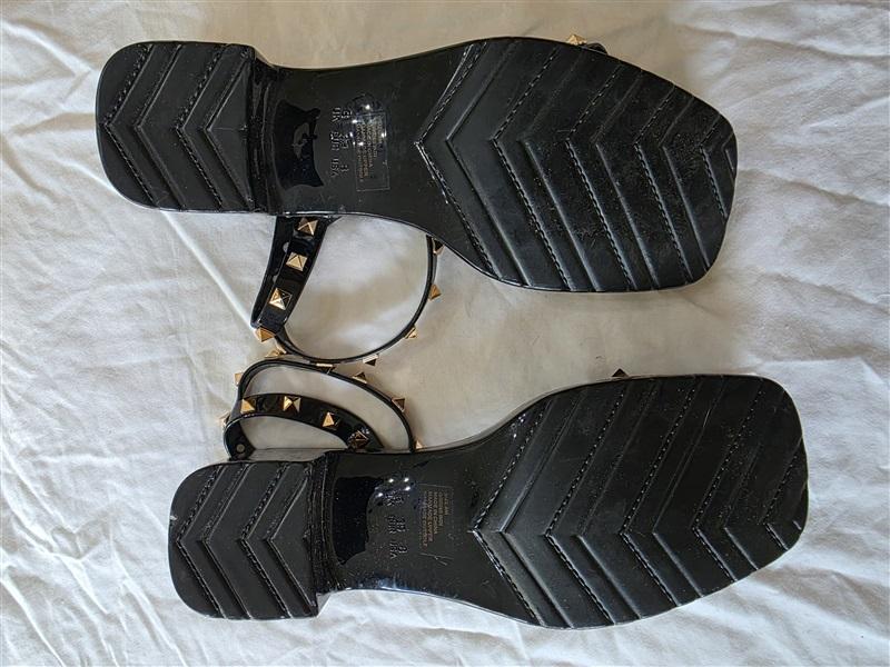 NWOT Mia India 8 Shiny Black Gold Studs Ankle Sandals Jelly 132988