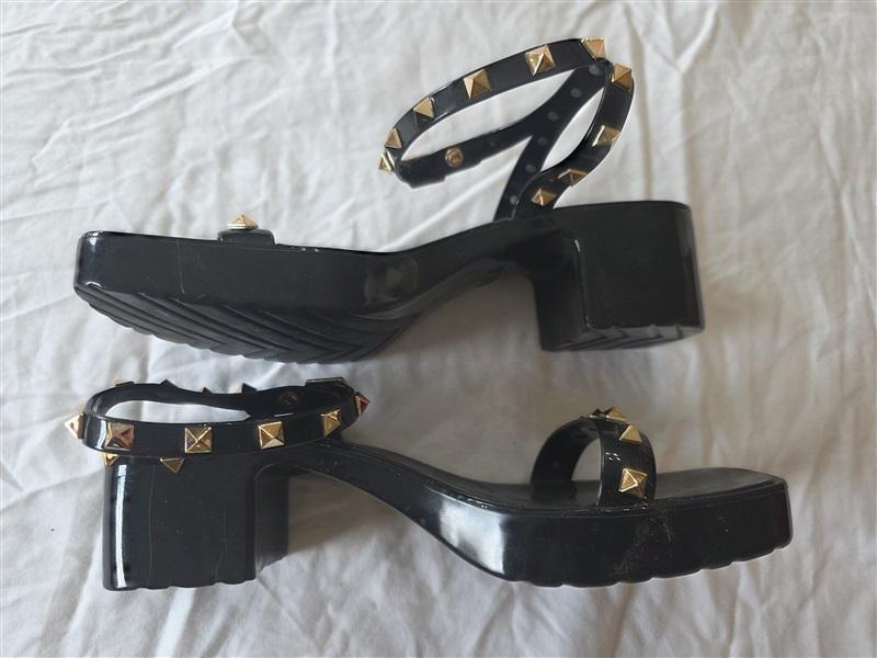 NWOT Mia India 8 Shiny Black Gold Studs Ankle Sandals Jelly 132988