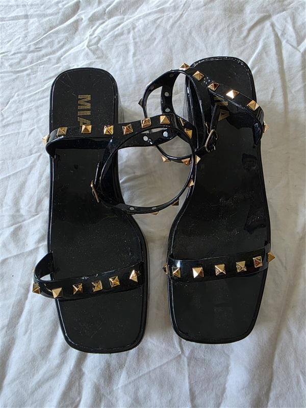 NWOT Mia India 8 Shiny Black Gold Studs Ankle Sandals Jelly 132988