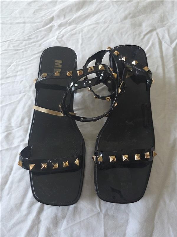 NWOT Mia India 8 Shiny Black Gold Studs Ankle Sandals Jelly 132988