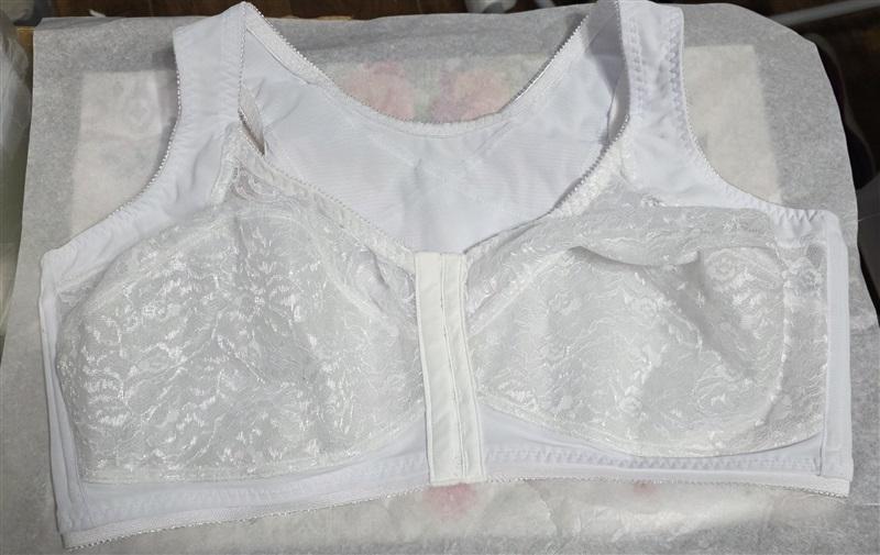 NWOT Courtland Rago 38DDD/F Front Closure Soft Cup Bra 9605 White 132999