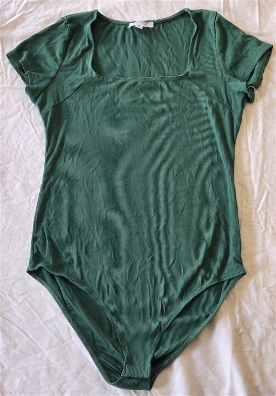 NWOT Kaileigh M Scoop Neck Bodysuit Green Ribbed 133106