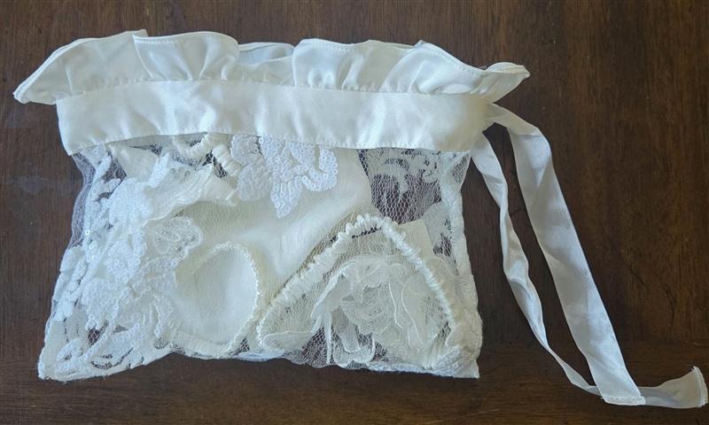 NWT Montelle Rya Collection M/L True Love Gift Bag Thong Garter White 133315