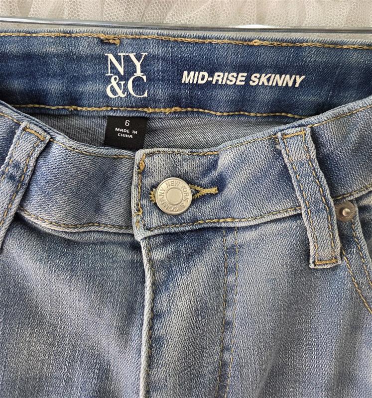 NWOT New York & Co 6 Mid-Rise Skinny Distressed Jeans 133460