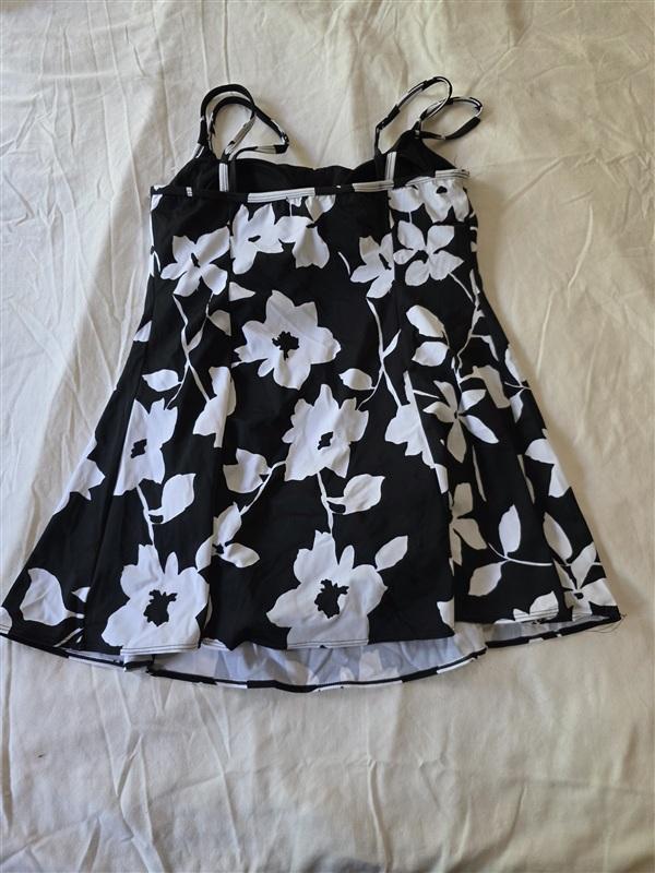 NWOT Robby Len 12 Black White Tummy Control Floral 1pc Swim Dress 133486