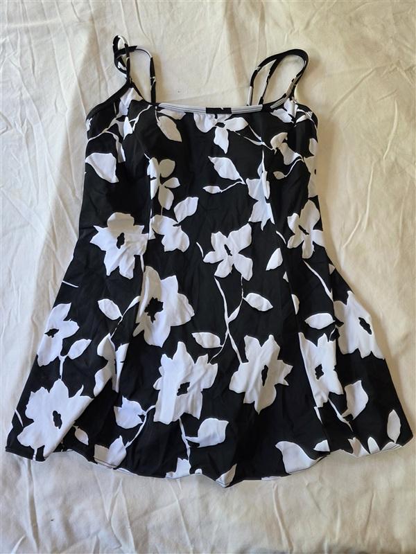 NWOT Robby Len 12 Black White Tummy Control Floral 1pc Swim Dress 133486