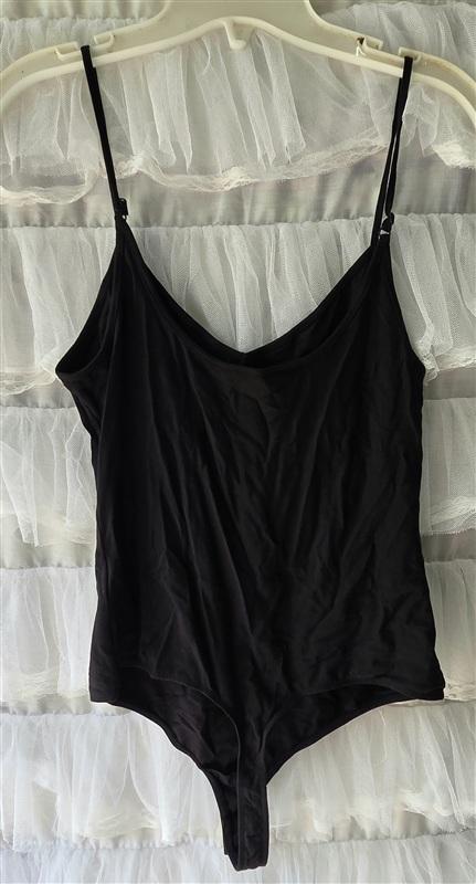 NWOT Guess M Scoop Neck Thong Back Bodysuit Black Gold 133533